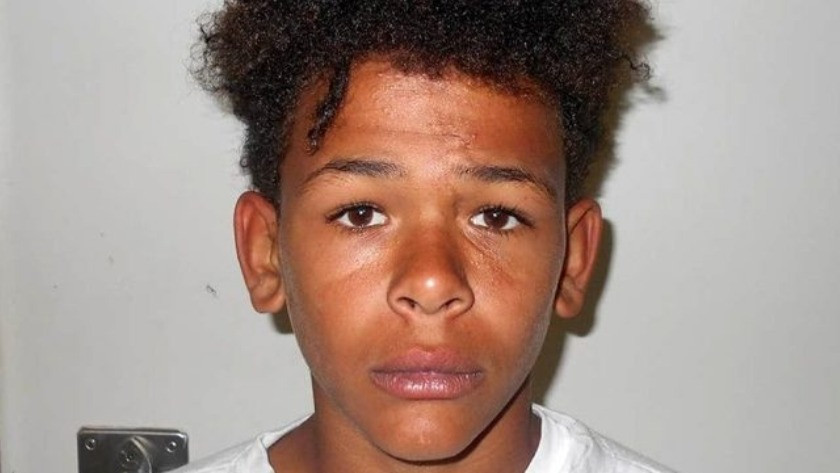 13 yaşındaki mahkum, ayakları kelepçeli halde polisten kaçtı