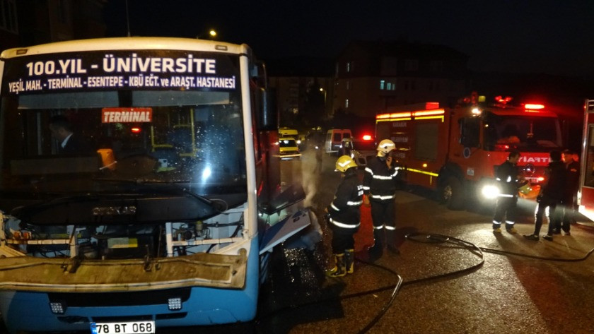 Karabük’te, halk otobüsünün motor kısmında yangın çıktı.