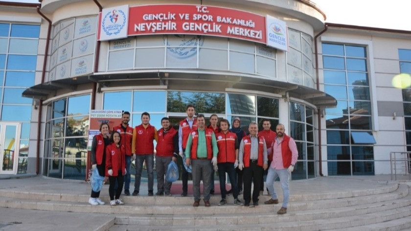 Kırmızı yeleklilerin Nevşehir'de  izmarit toplama kampanyası