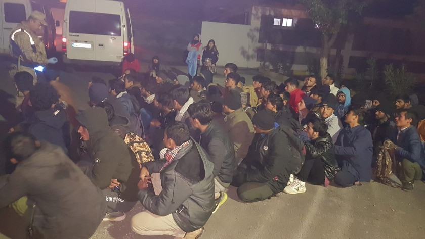 Kovalamacada durdurulan minibüslerden 69 kaçak göçmen çıktı