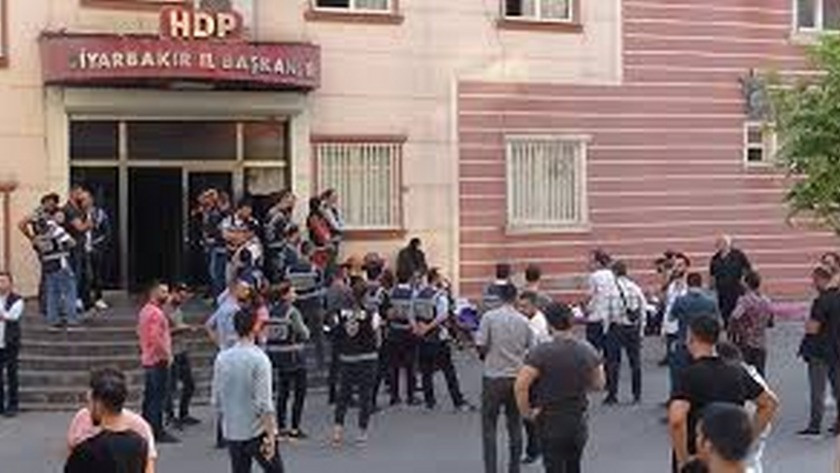 HDP önünde ortalık karıştı, binanın camları kırıldı