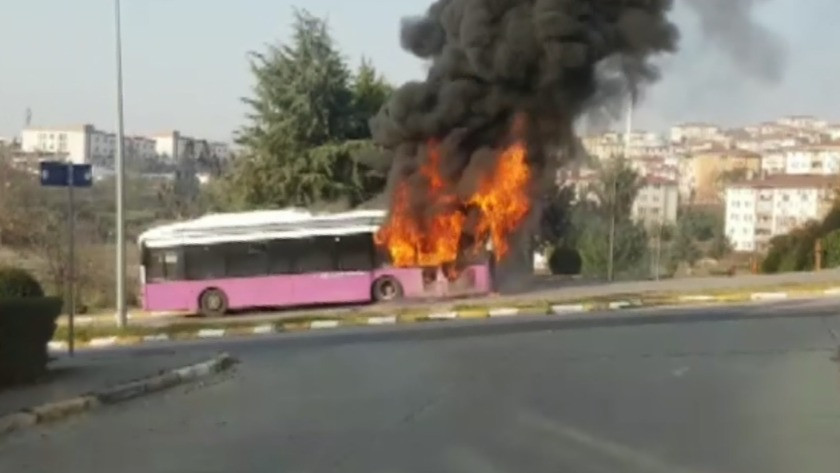 Düzce'de halk otobüsü alev alev yandı