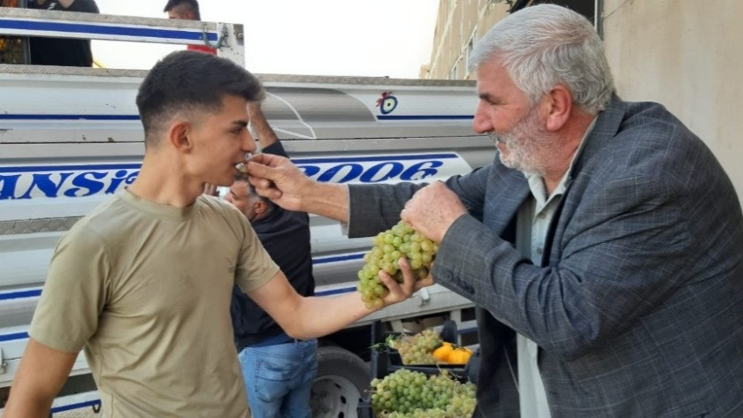 Suriye sınırındaki vatandaşlardan Mehmetçiğe meyve ikramı