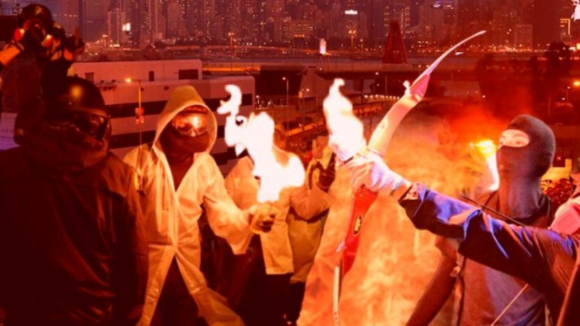 Hong Kong'da eylemcilerden polise oklu saldırı