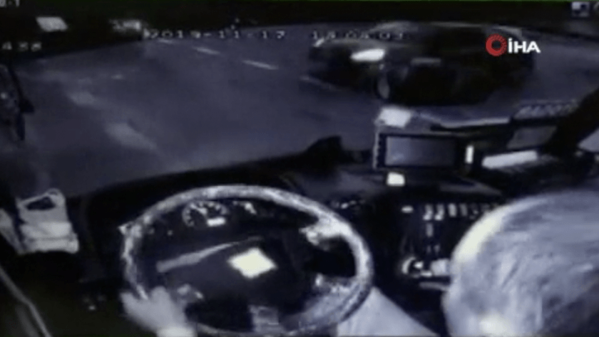 Minibüsün sürücüsü direksiyon koltuğundan böyle fırladı! video izle
