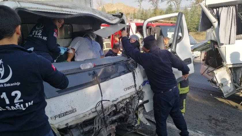 Kocaeli TEM’de turistleri taşıyan midibüse kamyonet çarptı.
