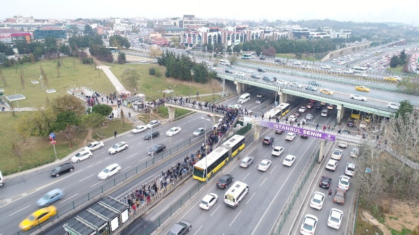 Altunizade metrobüs durağındaki yoğunluğun havadan görüntüsü