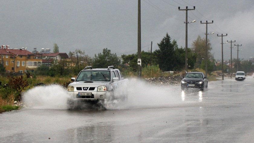 Şiddetli yağmur ve rüzgar Kemer'de yaşamı olumsuz etkiledi