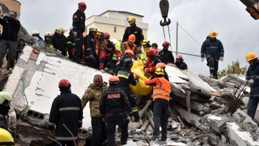 Arnavutluk'u depremden sonra fırtına vurdu
