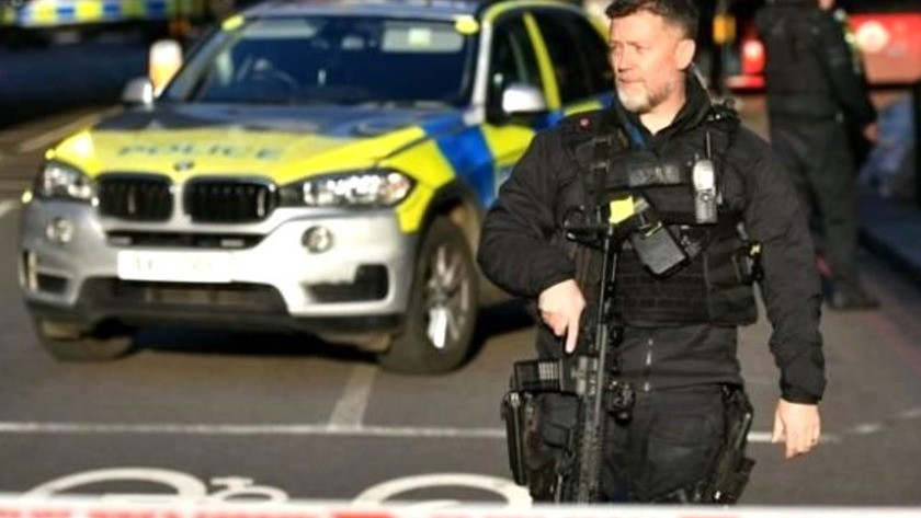 Londra'da saldırı alarmı; polis saldırganı vurarak yakaladı