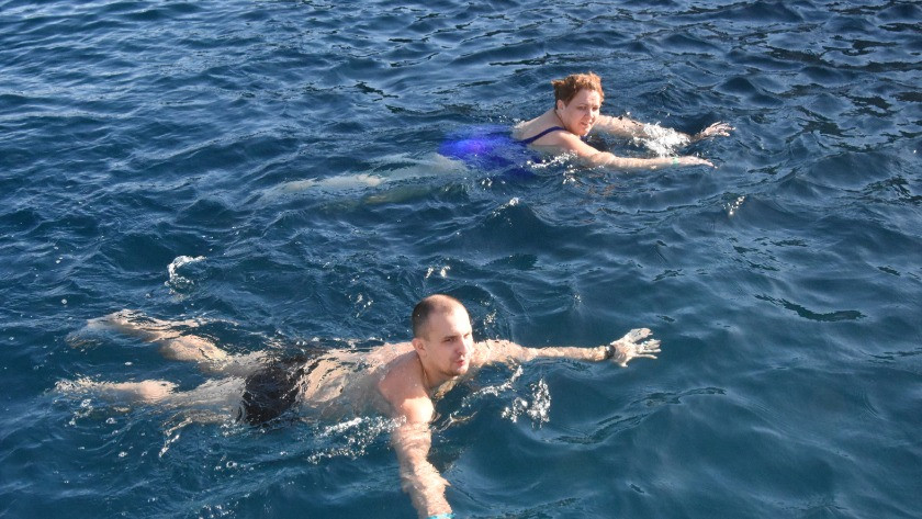 Antalya'da tatilcilerin deniz keyfi