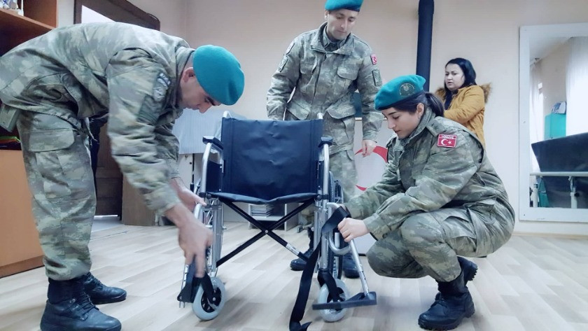 Mehmetçik'ten Kosovalı engellilere tekerlekli sandalye