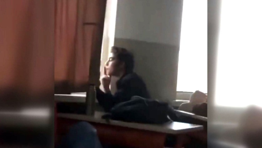 Sınıfta sigara içen öğrenciye sosyal medyada tepki 