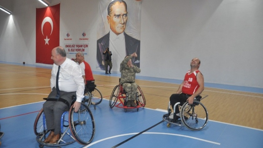 Vali ve Garnizon Komutanı engellilerle basketbol oynadı