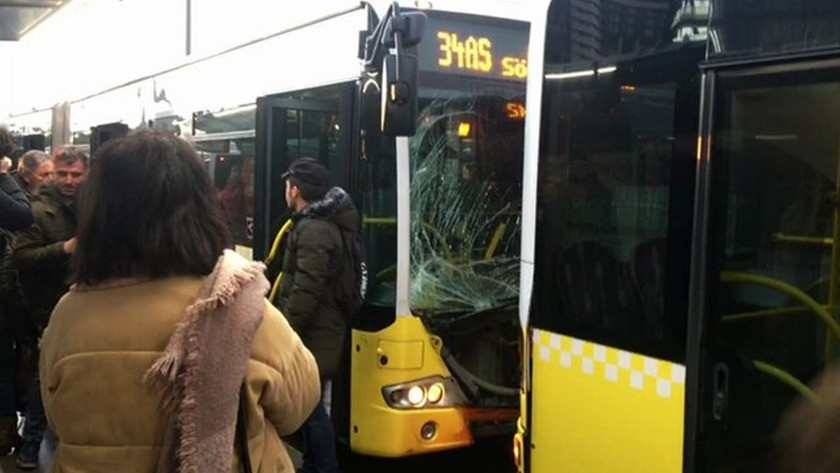 Metrobüs durağında iki metrobüs kaza yaptı!