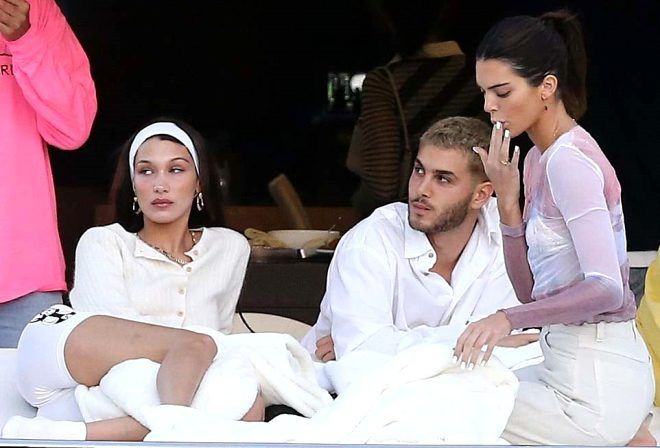 Kendall Jenner ile Bella Hadid'den seksi hareket ! - Sayfa 1