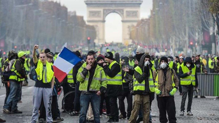 Fransa alev alev! Macron için tehlike çanları!