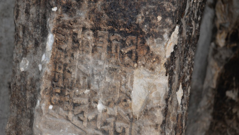 Kaya mezarlarda Süryanice kitabeler bulundu