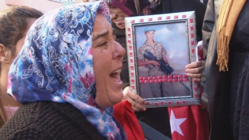 Diyarbakır anneleri HDP'li vekillere terlik fırlattı