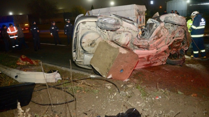 Eskişehir’de otomobil aydınlatma direğine çarptı: 1 ölü