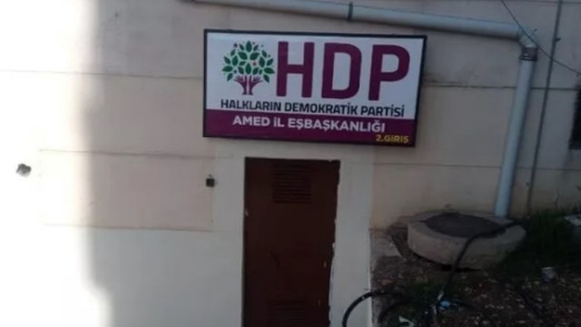 HDP'nin astığı tabela Diyarbakır annelerini ayaklandırdı
