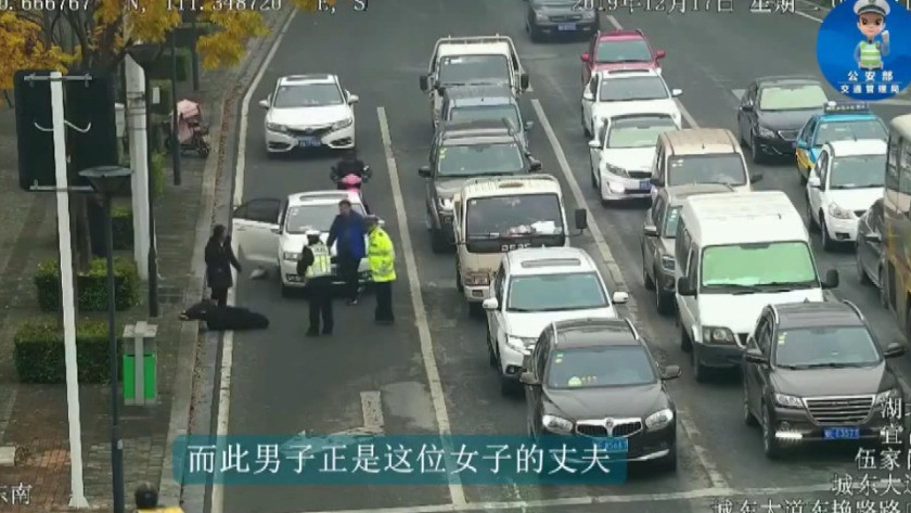 Çin'de kadın ve kocasına 10 dakika arayla aynı yerde otomobil çarptı
