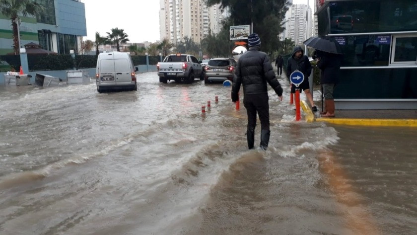 İzmir'i sağanak ve lodos vurdu