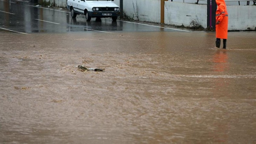 Adana'da sel sularına kapılan araçta bulunan 2 kişi kayboldu