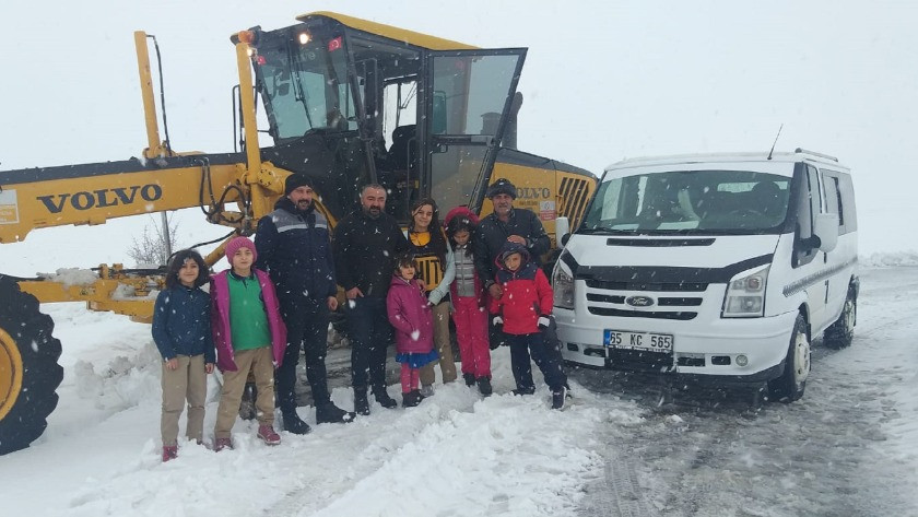 Köy yolunda 'kar' nedeniyle mahsur kalan öğrenciler kurtarıldı