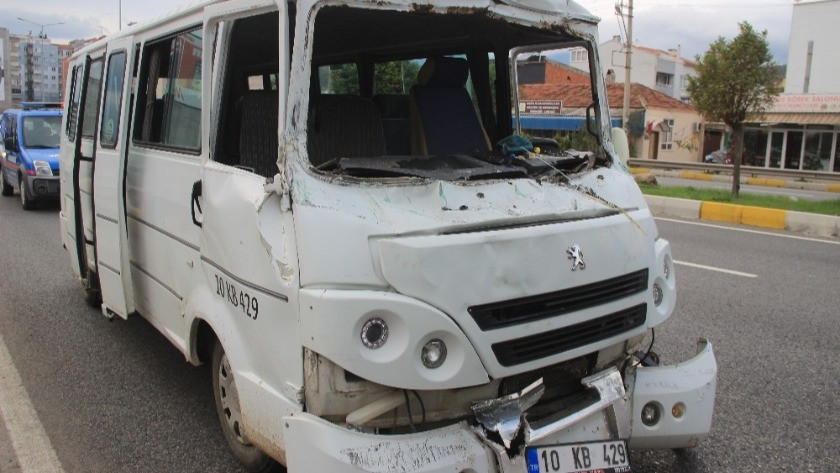 Servis minibüsü ile kamyon çarpıştı, 6 zeytin işçisi yaralandı