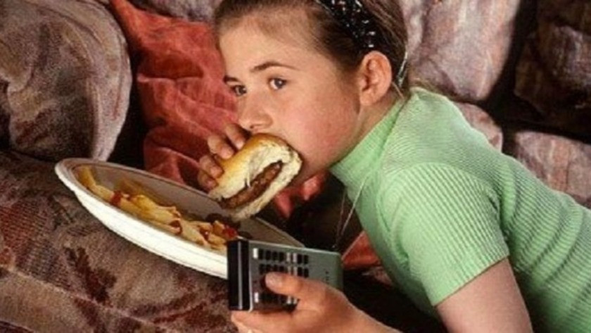 Çocuklara yemek yerken video izletmek doğru mu ?