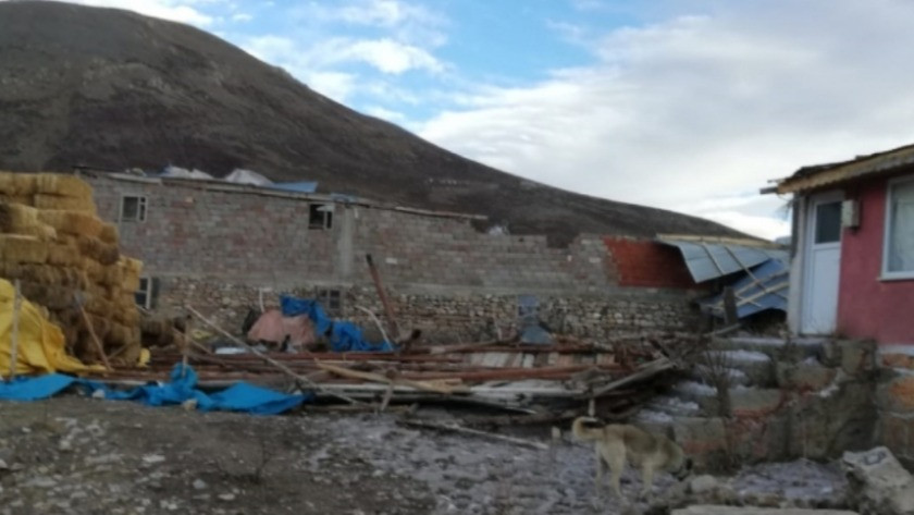 Erzincan’da rüzgar çatıları uçurdu