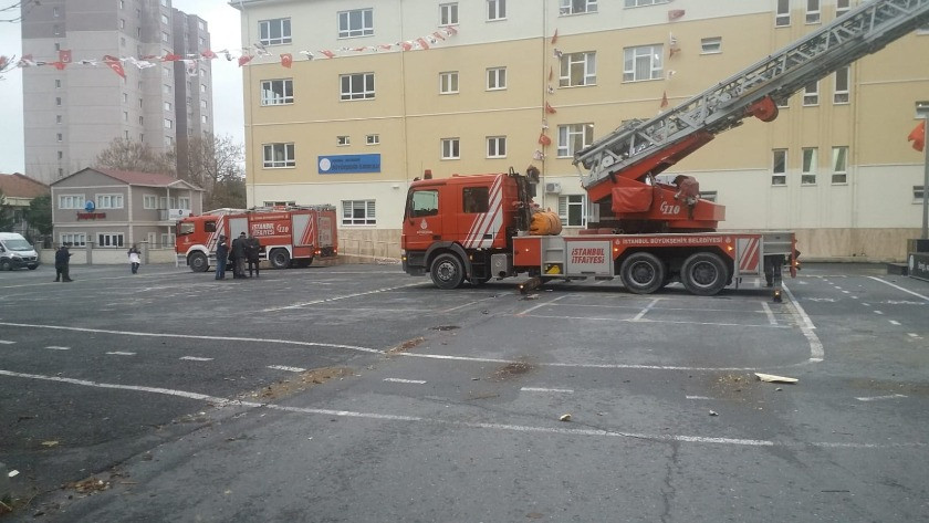 İstanbul'da 'turuncu' alarm! Beylikdüzü'nde okulun çatısı uçtu