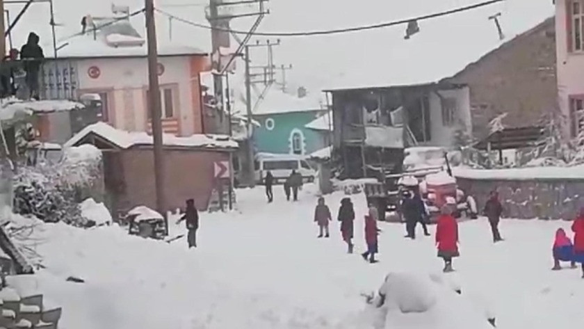 Köy okulunda minik öğrencilerin kar sevinci