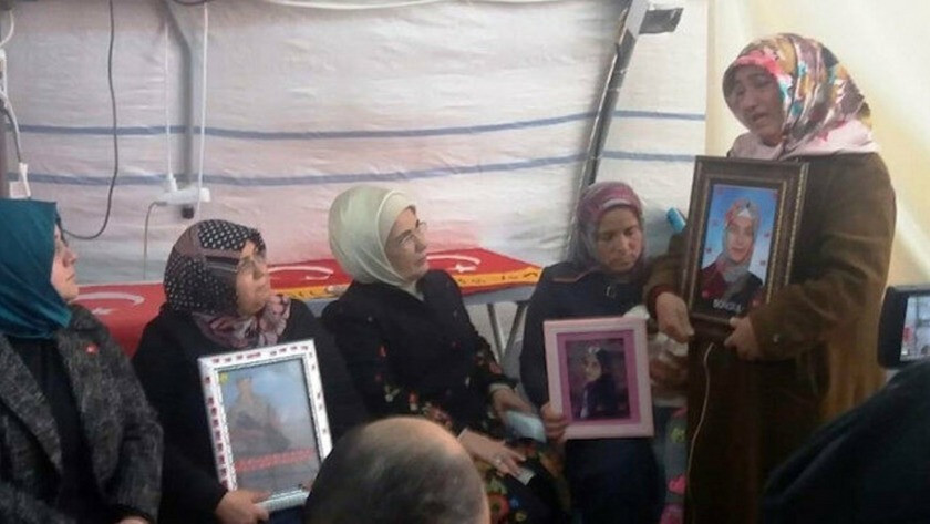 Emine Erdoğan’dan, HDP önündeki ailelere ziyaret