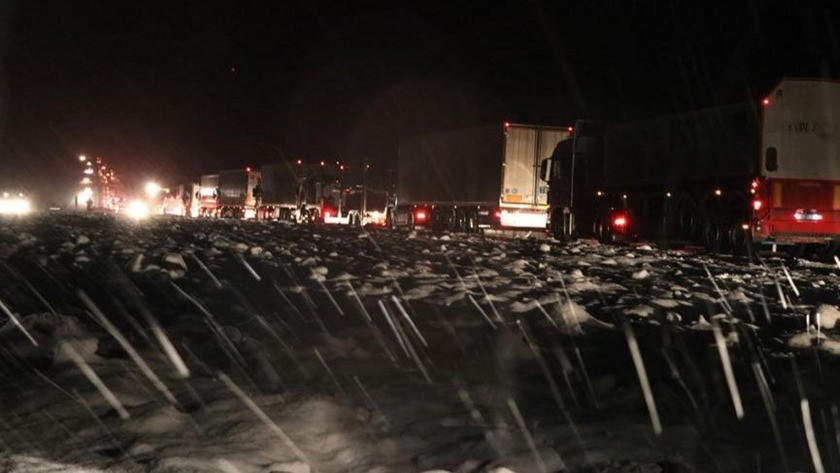 Diyarbakır'da kilometrelerce kuyruk oluştu