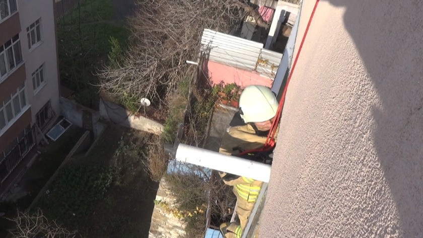 Silivri'de düşerek evinde mahsur kalan kadını kurtarma operasyonu