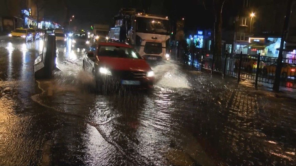 İstanbul'da sağanak yağış ve şiddetli rüzgar - Sayfa 1