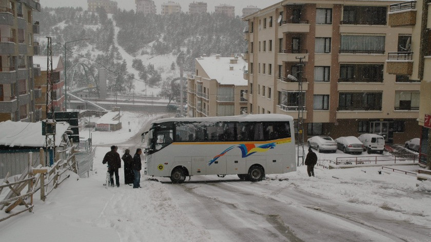 Kar'da Kayan minibüsten atlayan yolcu yere düştü!