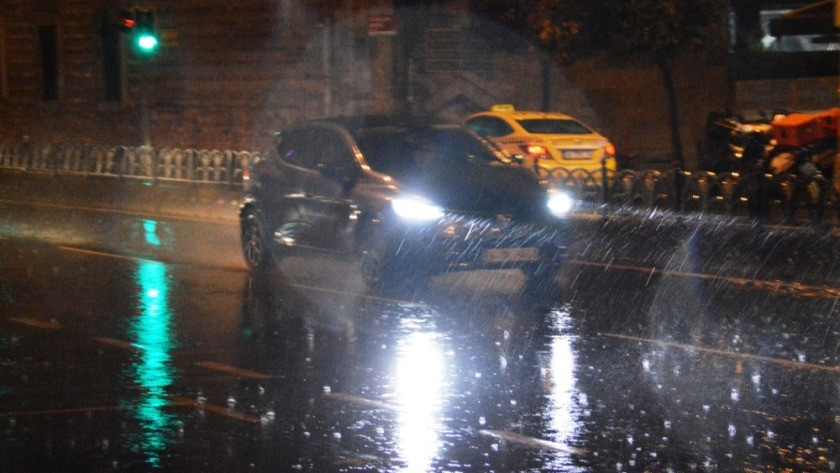 Gece saatlerinde başlayan yağmur İstanbul’da etkili oldu