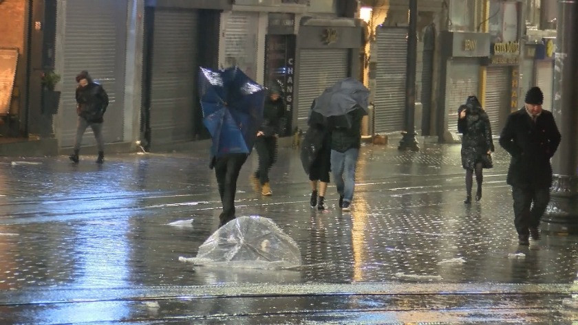İstanbul'da sağanak yağış ve şiddetli rüzgar