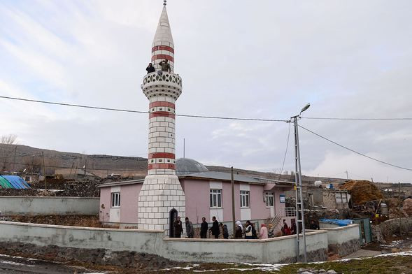 Köylüler telefon görüşmesi yapabilmek için minare önünde sıraya giriyor - Sayfa 3