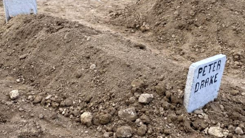 KKTC’de cenazeler karıştı… Türk Bakan'ın dayısını İngiliz mezarlığına defnettiler