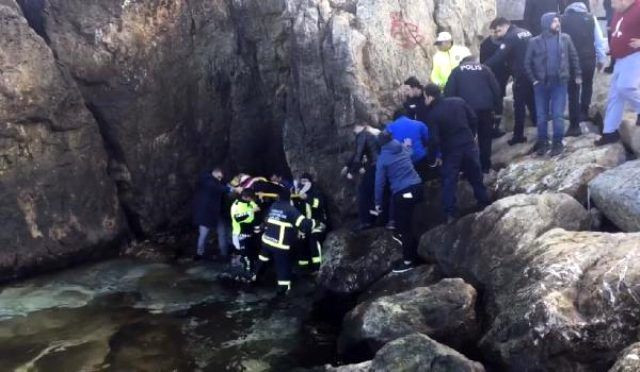 Herkesin gözü önünde kayalıklardan denize atladı - Sayfa 3