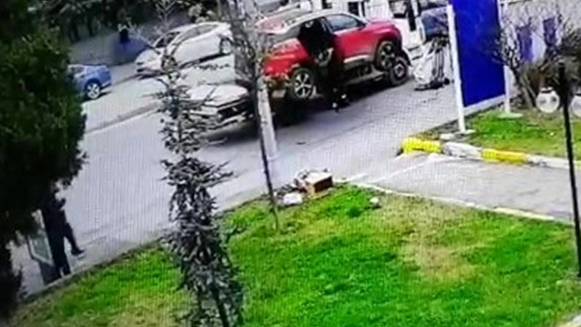 Yaşlı kadının çekicinin kaldırdığı araçtan düştüğü anlar kamerada