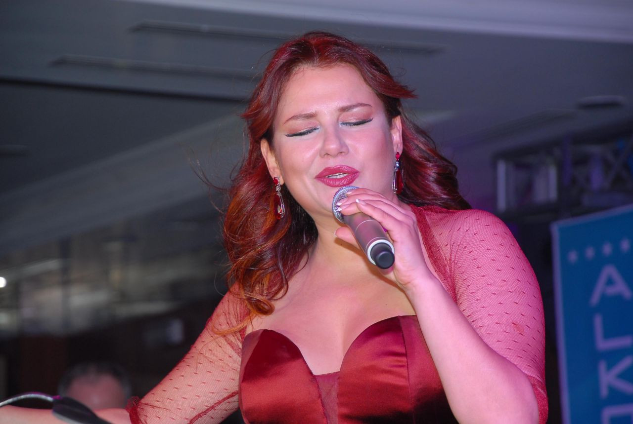 Ünlü şarkıcı Deniz Seki'den sert tepki:  Sizi asla affetmeyeceğim! - Sayfa 3