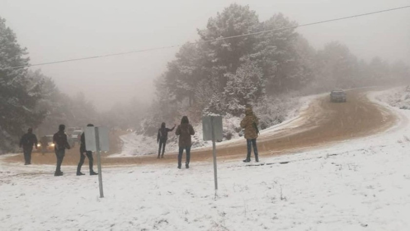 Kar görmeye giden vatandaşlar araçlarıyla mahsur kaldı