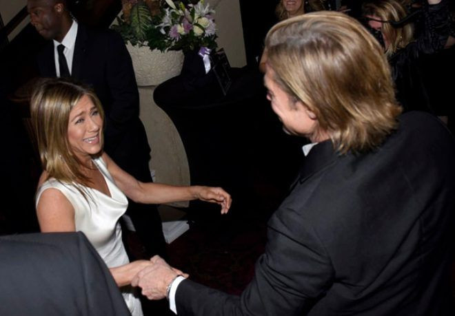 Jennifer Aniston ve eski eşi Brad Pitt, Sahne arkasında fena yakalandı - Sayfa 3