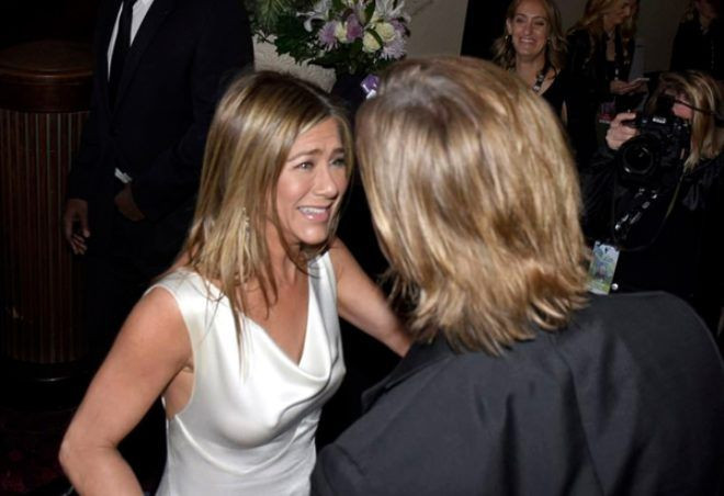 Jennifer Aniston ve eski eşi Brad Pitt, Sahne arkasında fena yakalandı - Sayfa 4