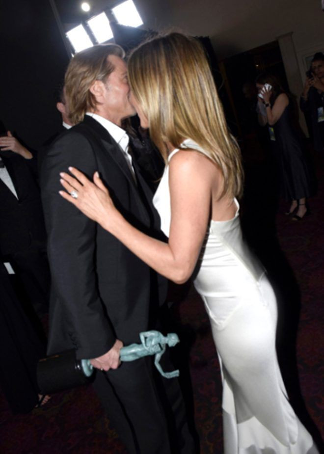 Jennifer Aniston ve eski eşi Brad Pitt, Sahne arkasında fena yakalandı - Sayfa 2